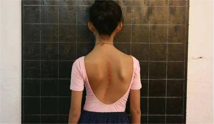 1736144521990219.jpg 小女孩背影图.jpg