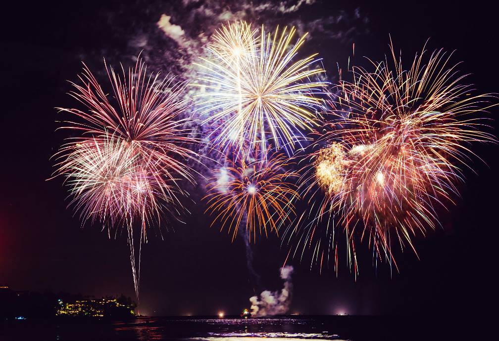 1737690909632447.jpg 烟花.jpg